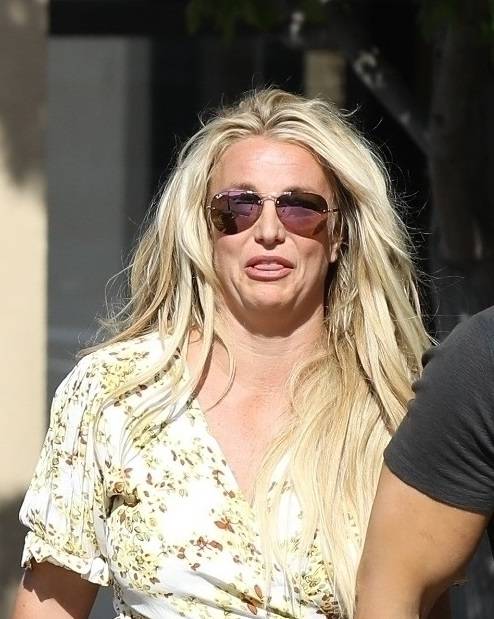 Britney Spears na zakupach z chłopakiem i BRZUCHEM na wierzchu. Ma się czym pochwalić?