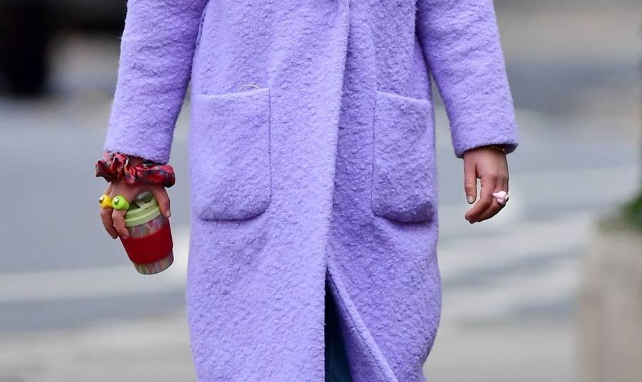 Amelia Windsor w dużym płaszczu