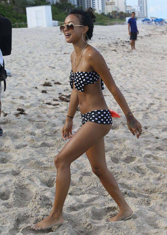 Piękna Karrueche Tran na plaży w Miami