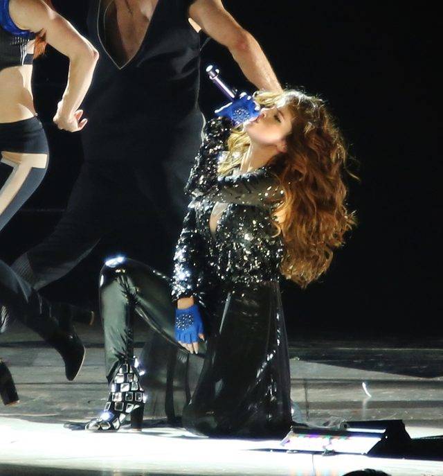 Selena Gomez na scenie podczas trasy koncertowej