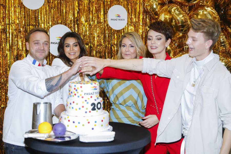 Celebrytki chałturzą na 20 urodzinach TESCO. UPS! SIWIEC i GARDIAS ubrane tak samo