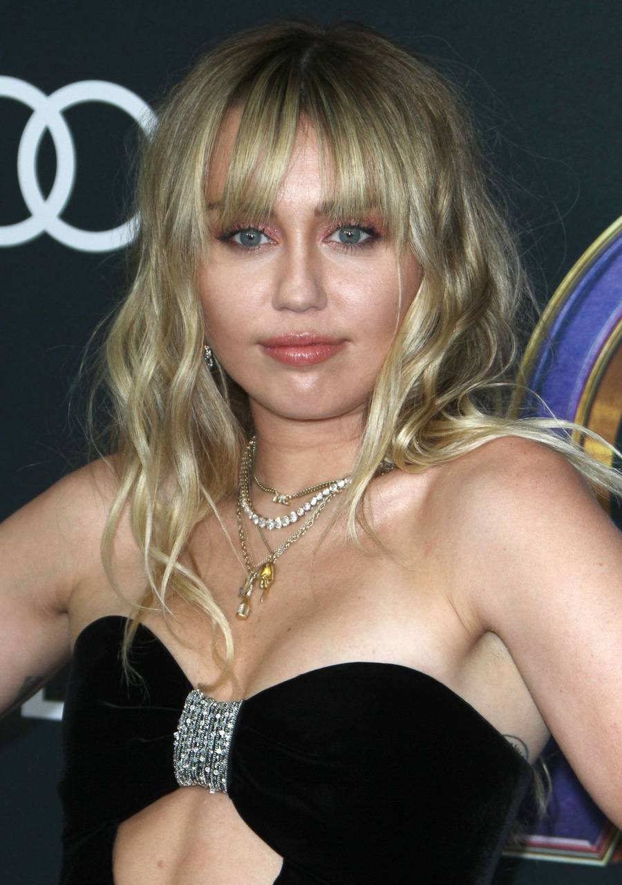 Chcesz odświeżyć fryzurę na wiosnę, ale nie masz pomysłu? Połowa show-biznesu nosi tę fryzurę. ZAINSPIRUJ SIĘ