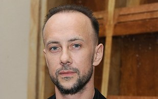 Nergal parodiuje uzdrawiającego księdza (FOTO)