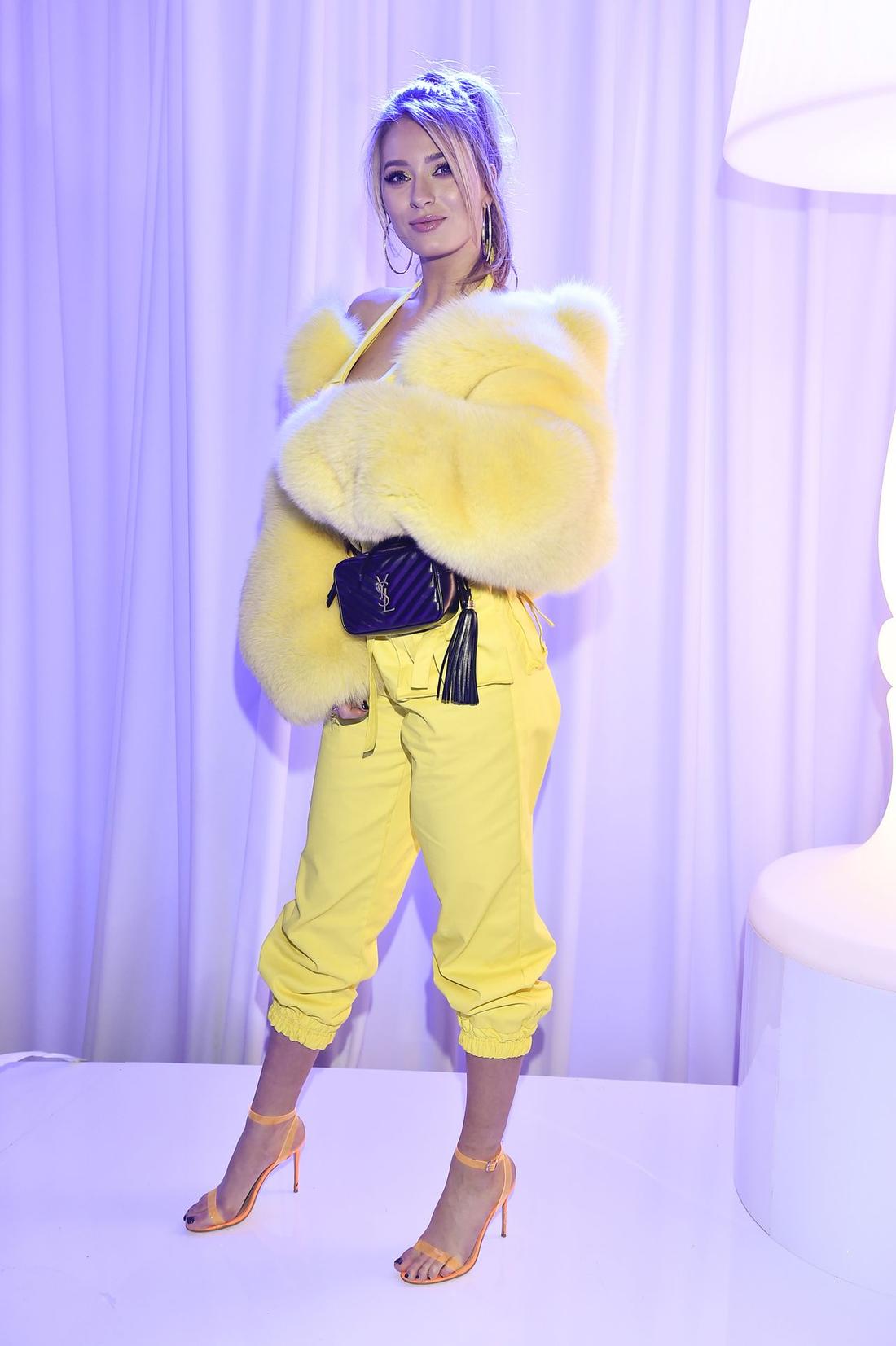 Marcelina Zawadzka w żółtym futerku