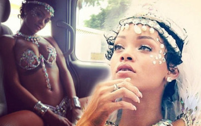 Prawie naga Rihanna bawi się na karnawale (FOTO)