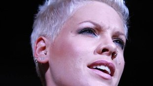 Groźny upadek Pink na scenie! (VIDEO)