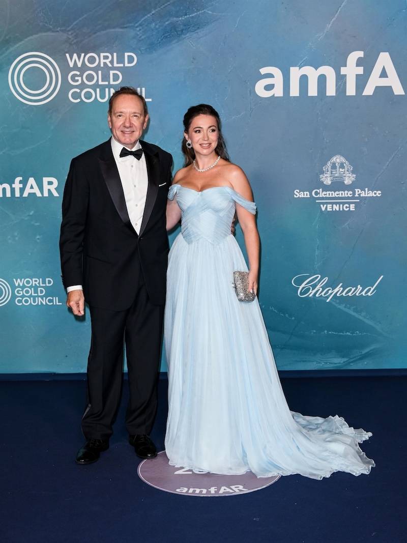 Gala amfAR przyciągnęła tłumy gwiazd. Halsey z ukochanym, Kevin Spacey, Paris Jackson…