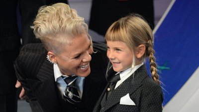 Nietypowe metody wychowawcze Pink. Nie narzuca swoim dzieciom PŁCI