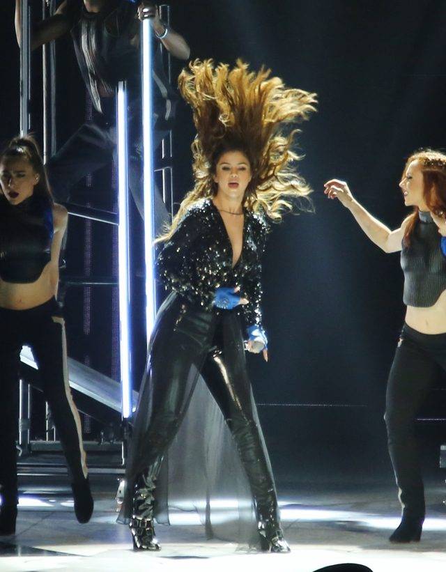 Selena Gomez na scenie podczas trasy koncertowej