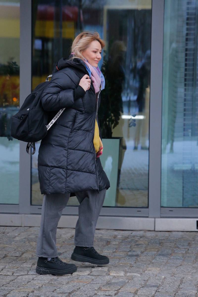 Gwiazdy wychodzą z DDTVN i uciekają przed śniegiem. Halina Mlynkova, Patrycja Markowska, Katarzyna Kwiatkowska…