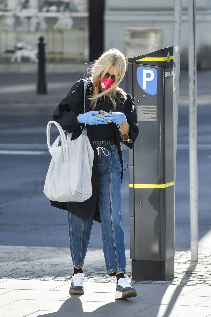 Agnieszka Woźniak-Starak w maseczce i rękawiczkach
