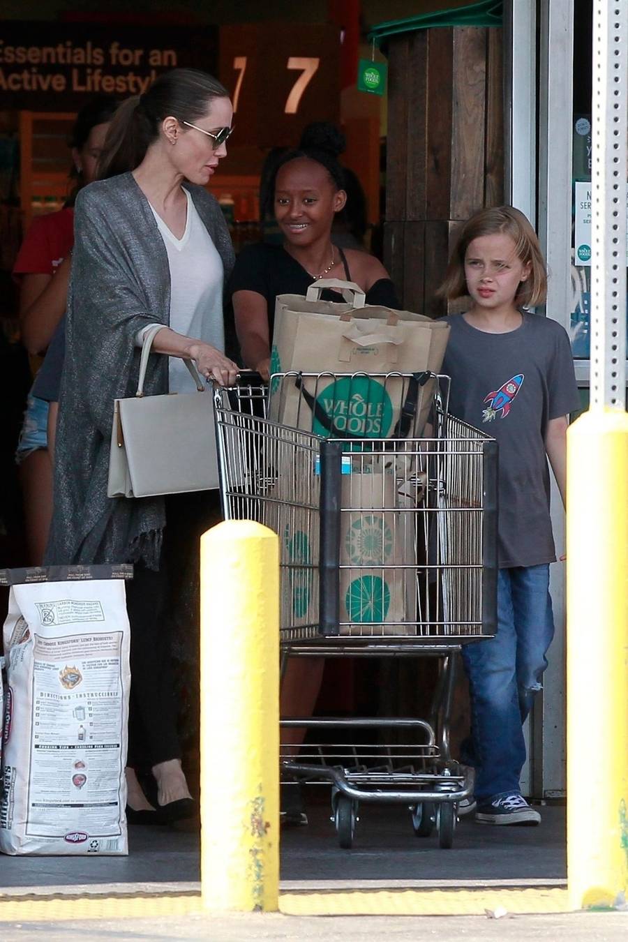 UŚMIECHNIĘTA Angelina Jolie na zakupach z dziećmi (ZDJĘCIA)