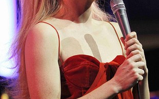 Ta piosenkarka wygląda jak mała laleczka! (FOTO)