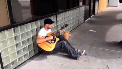 Historia o ulicznym grajku, który dzięki internetowi…