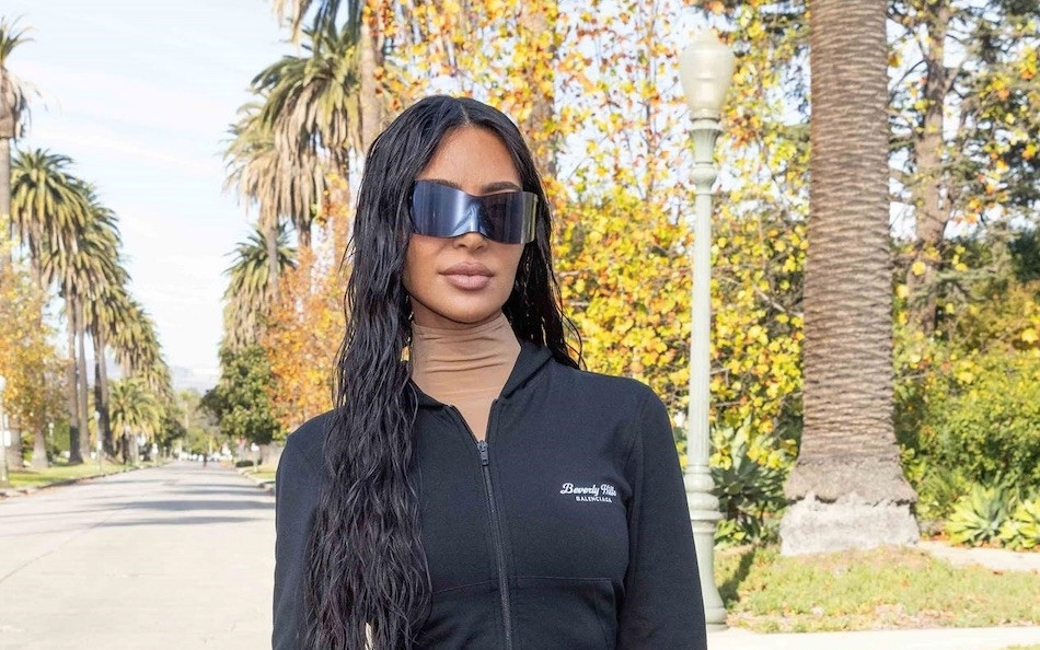 Kim Kardashian rezygnuje z kosztownych torebek na rzecz papierowej reklamówki