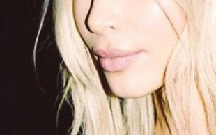 To dlatego Kim Kardashian przefarbowała włosy na blond?