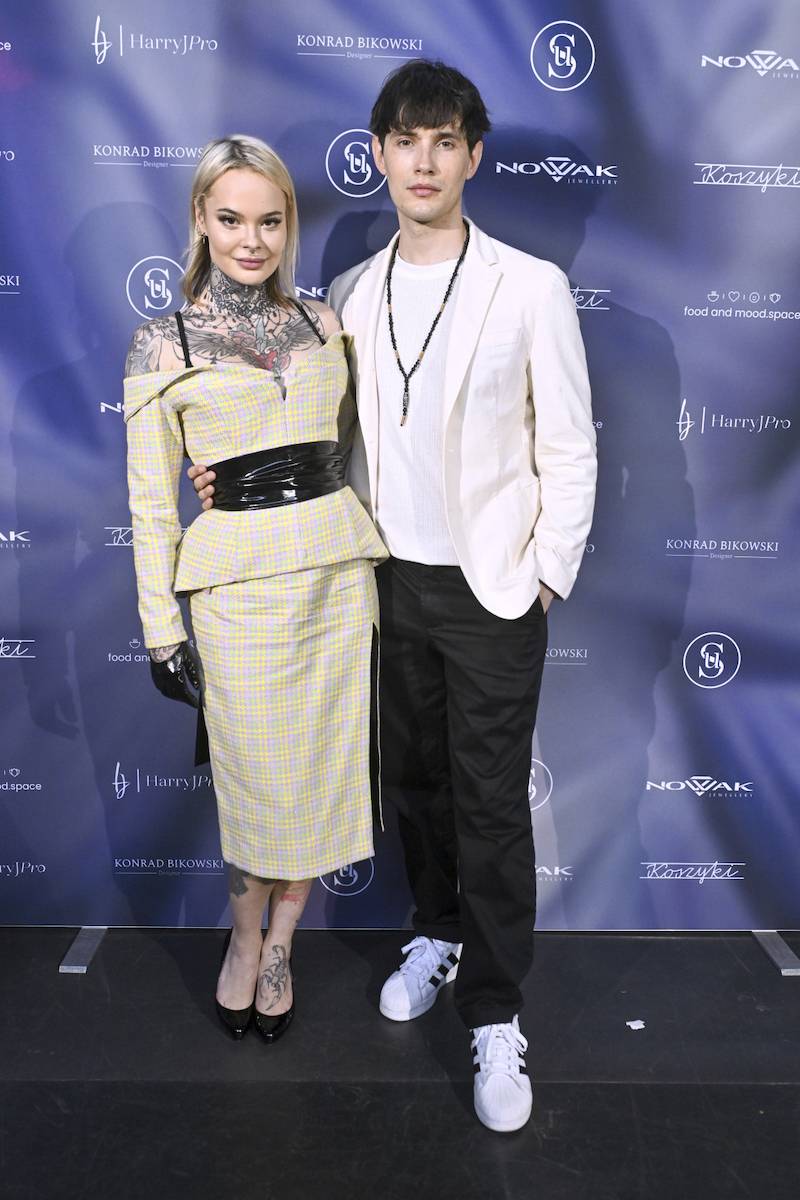 Monika Miller zorganizowała swój wernisaż zdjęć. Na wydarzeniu dziadkowie….