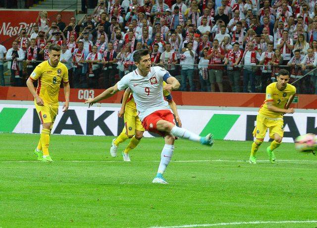 Anna Lewandowska i inni kibicują podczas meczu Polska-Rumunia