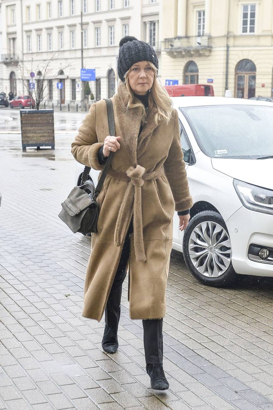 Pogrzeb Jerzego Gruzy – reżysera “Czterdziestolatka”. Banasiuk z ojcem, Olejnik z partnerem, Olbrychski z żoną