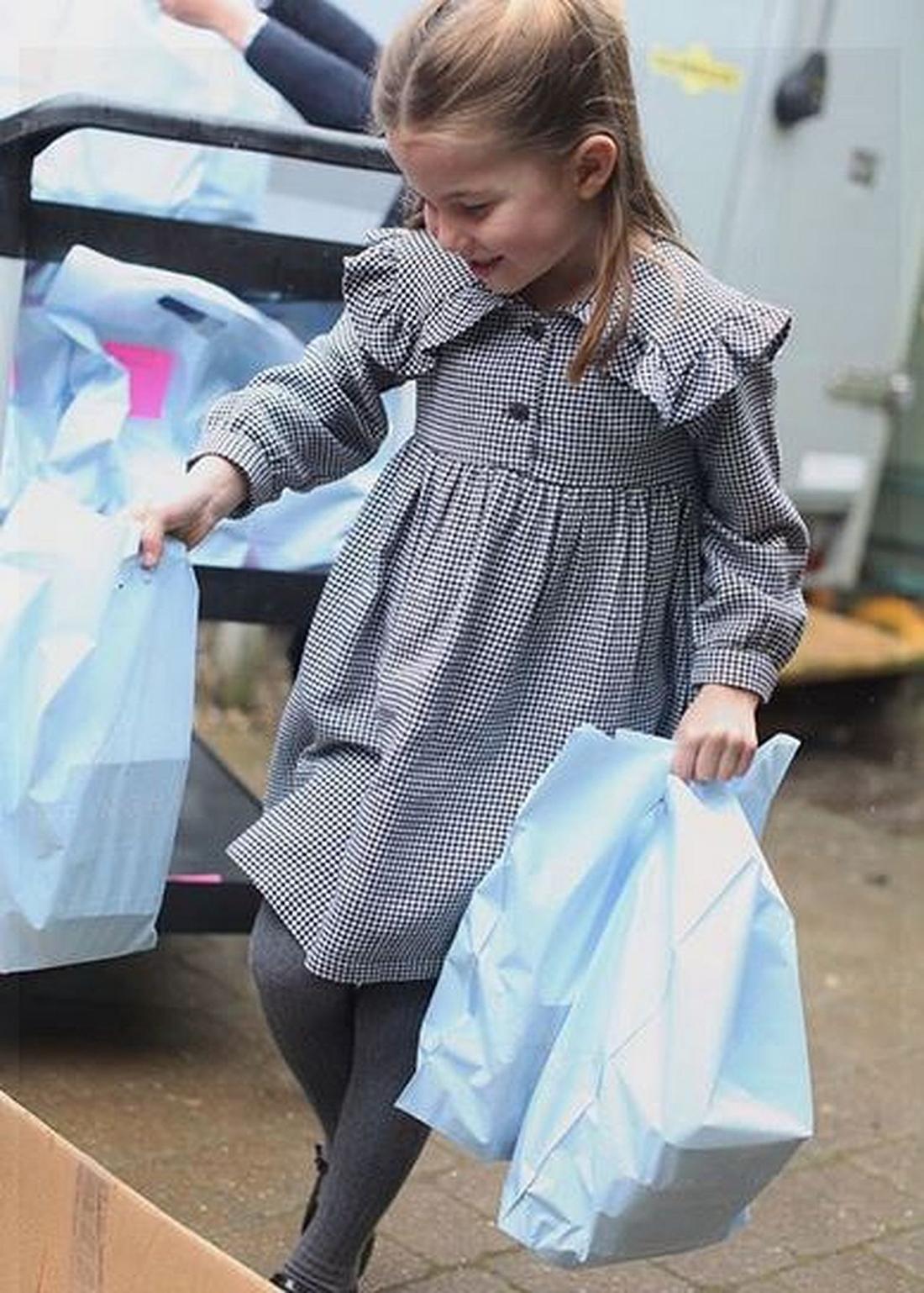 Księżniczka Charlotte pomaga w roznoszeniu posiłków dla potrzebujących