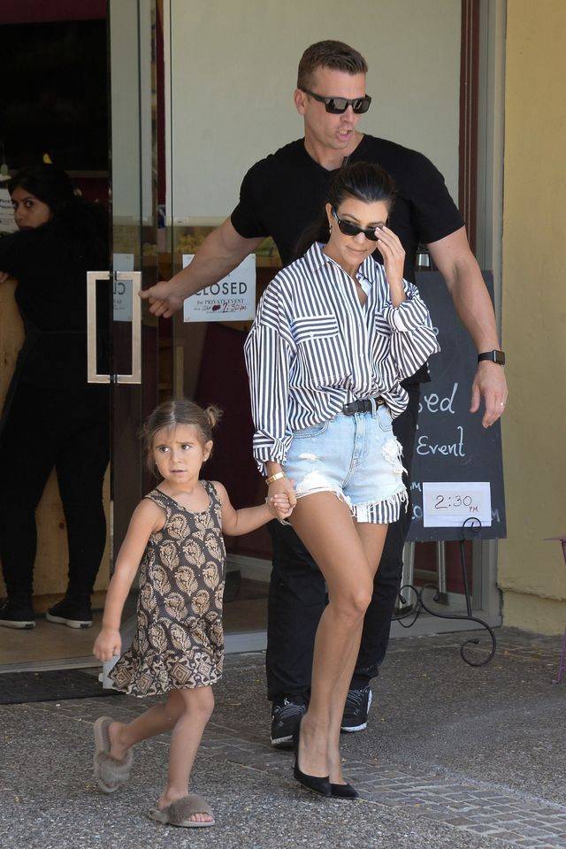 Kim Kardashian w seksownych botkach i koszuli Kanye