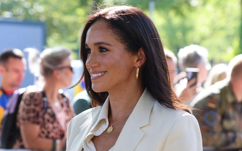 Szczuplutka Meghan Markle cała na biało. Wyrafinowany casual