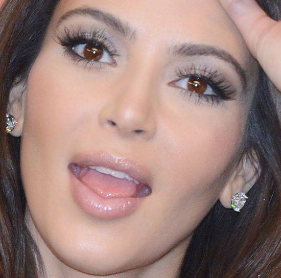 Twarz Kim Kardashian z BARDZO BLISKA