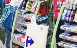 Mandaryna na zakupach w hipermarkecie (FOTO)