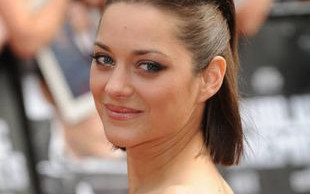 Marion Cotillard i biust na czole (VIDEO)