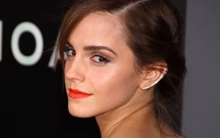 Emma Watson w pięknej sukni z trenem i dekoltem na plecach