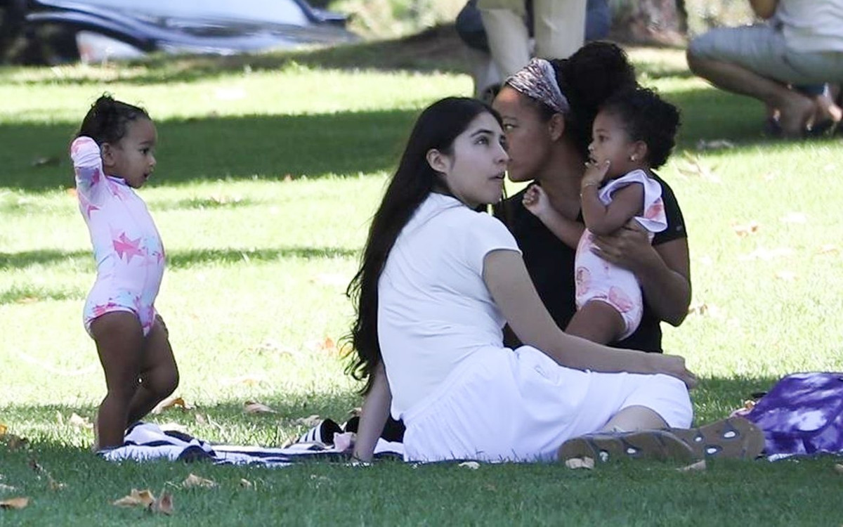 Nianie córek Kim i Khloe Kardashian w akcji (ZDJĘCIA)