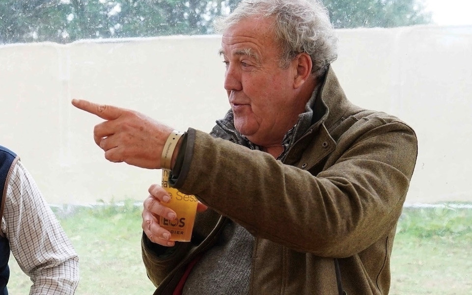 Jeremy Clarkson znów idzie na wojnę z sąsiadami. TAK radzi sobie z ciekawskimi