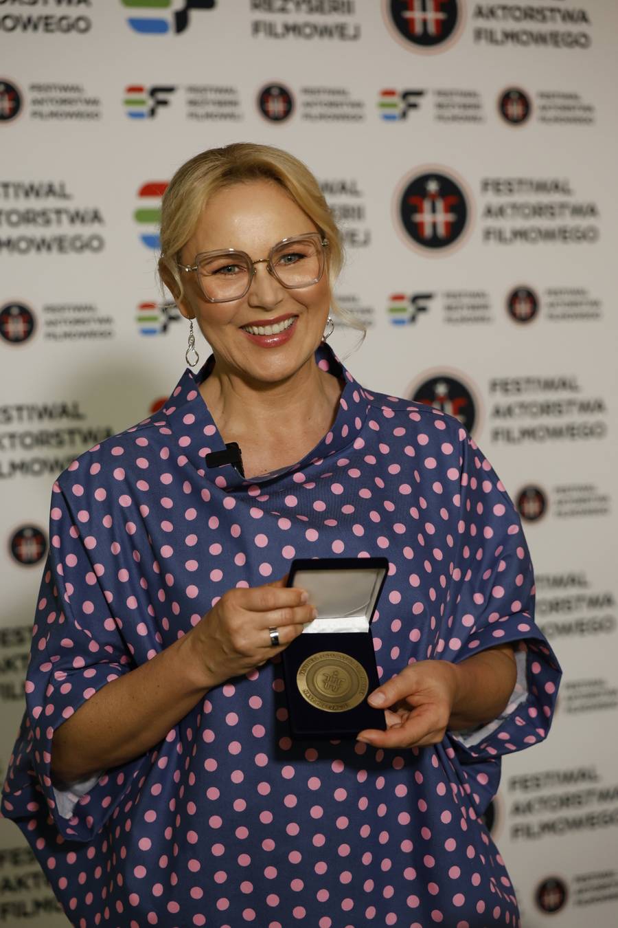 Anna Samusionek zachwyca w grochach na festiwalu