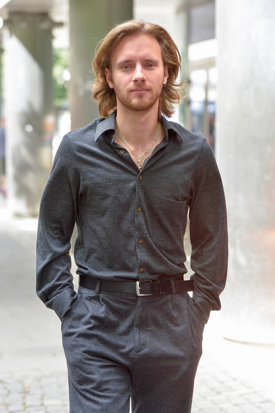 Maciej Musiał z kolczykiem w uchu.