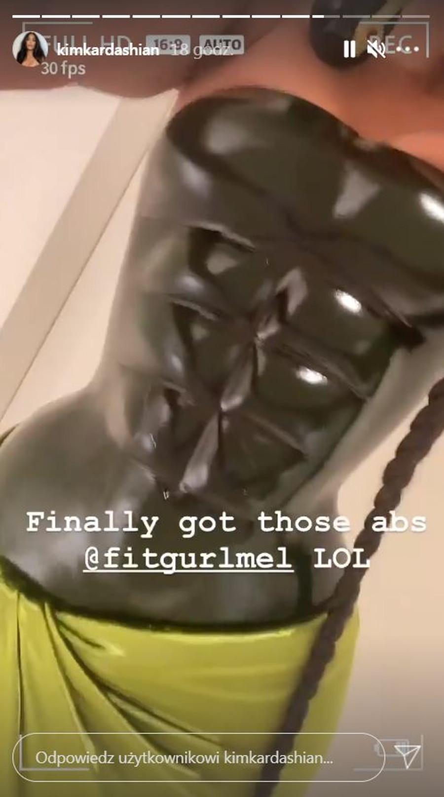 Świąteczna kreacja Kim Kardashian. 