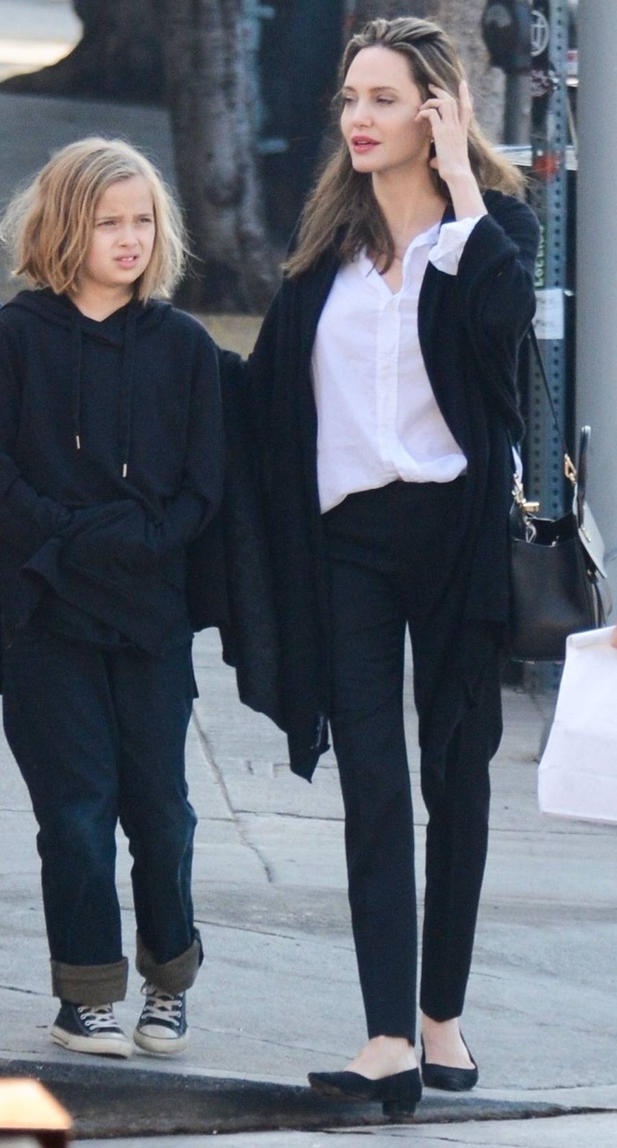 Uśmiechnięta Angelina Jolie z dziećmi