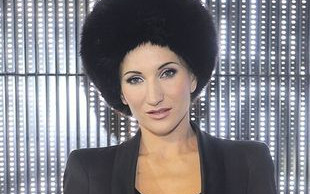 Steczkowska grzeje głowę, ale odsłania nogi (FOTO)