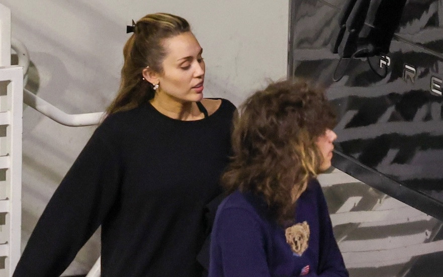 Pozwana za piosenkę “Flowers” Miley Cyrus na randce ze swoim chłopakiem [paparazzi]