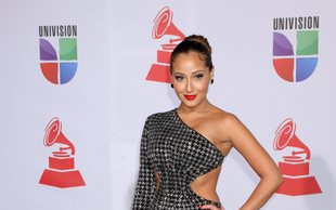 Modna pepitka i seksowne wcięcie (FOTO)