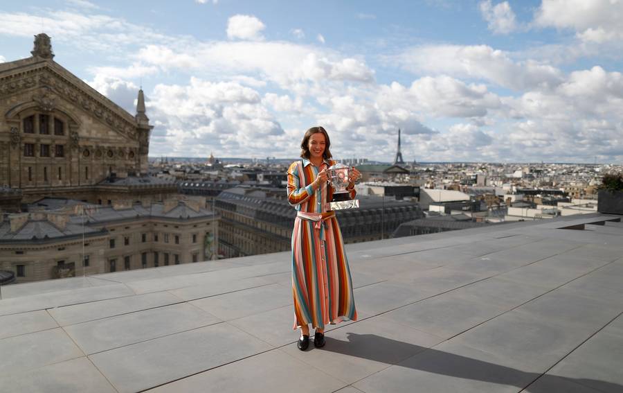 Iga Świątek z pucharem