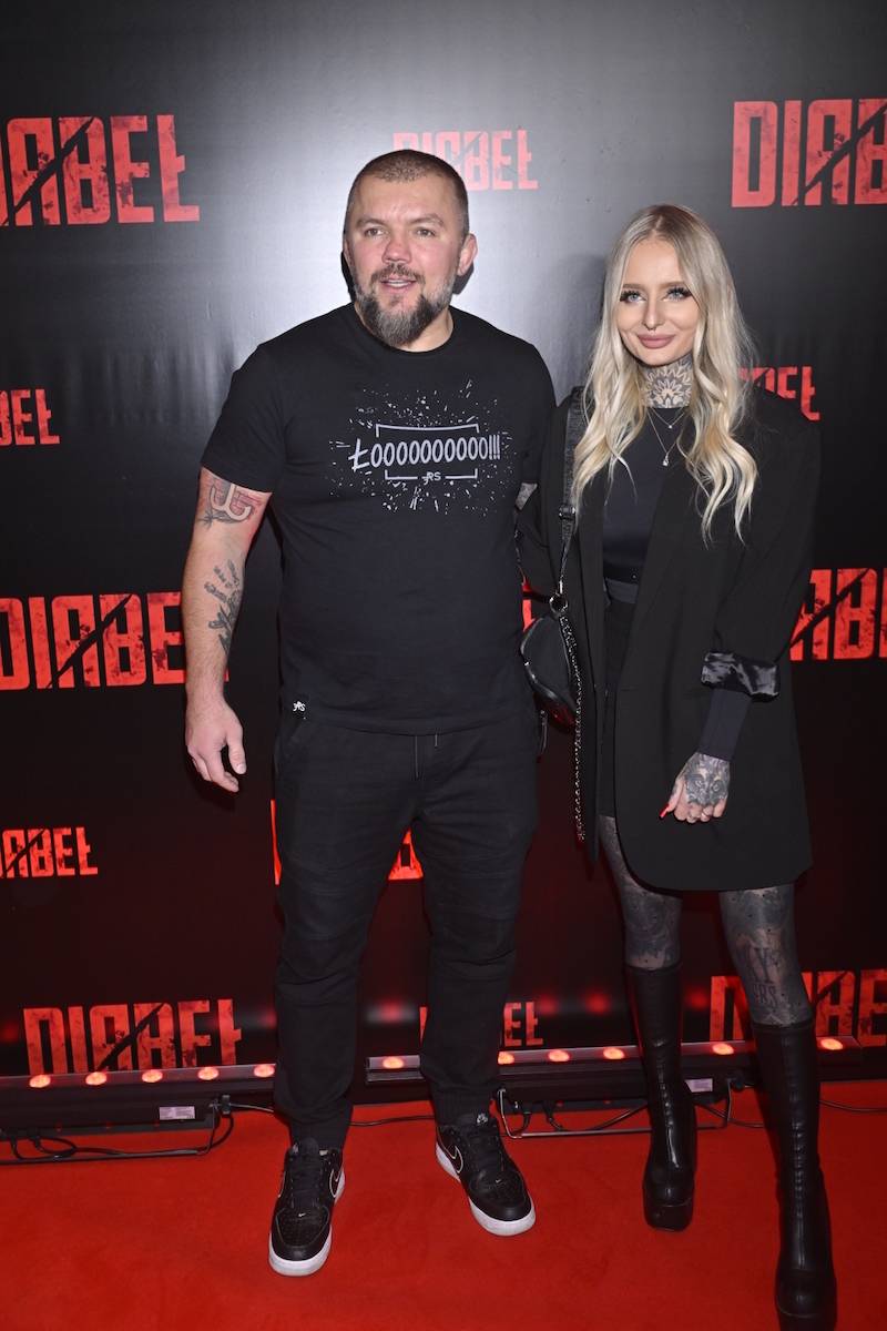 Premiera filmu “Diabeł”. Paulina Gałązka wygląda jak śnieżynka, Eliza Trybała w nowe fryzurze…