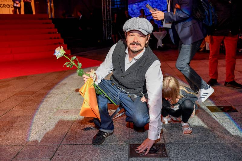 Festiwal Gwiazd w Międzyzdrojach. Paweł Domagała z żoną, Sambor Czarnota z synem na plaży