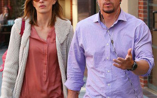 Mark Wahlberg z piękną żoną na zakupach (FOTO)