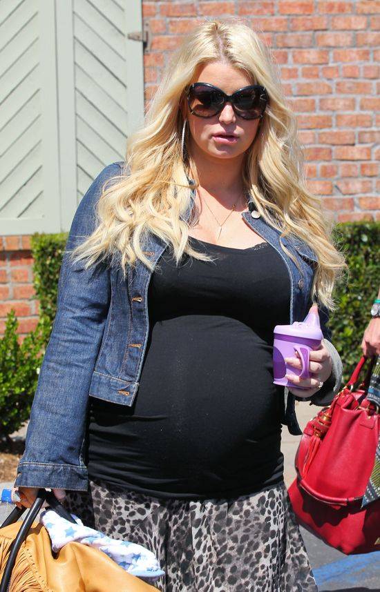 Jessica Simpson z coraz większym ciążowym brzuszkiem