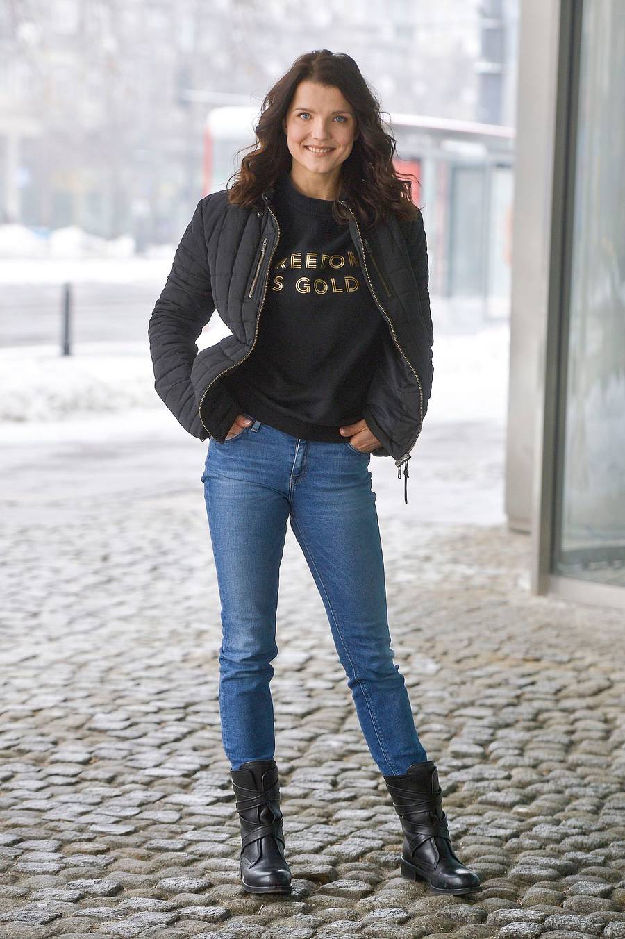 Joanna Jabłczyńska w prostej stylizacji