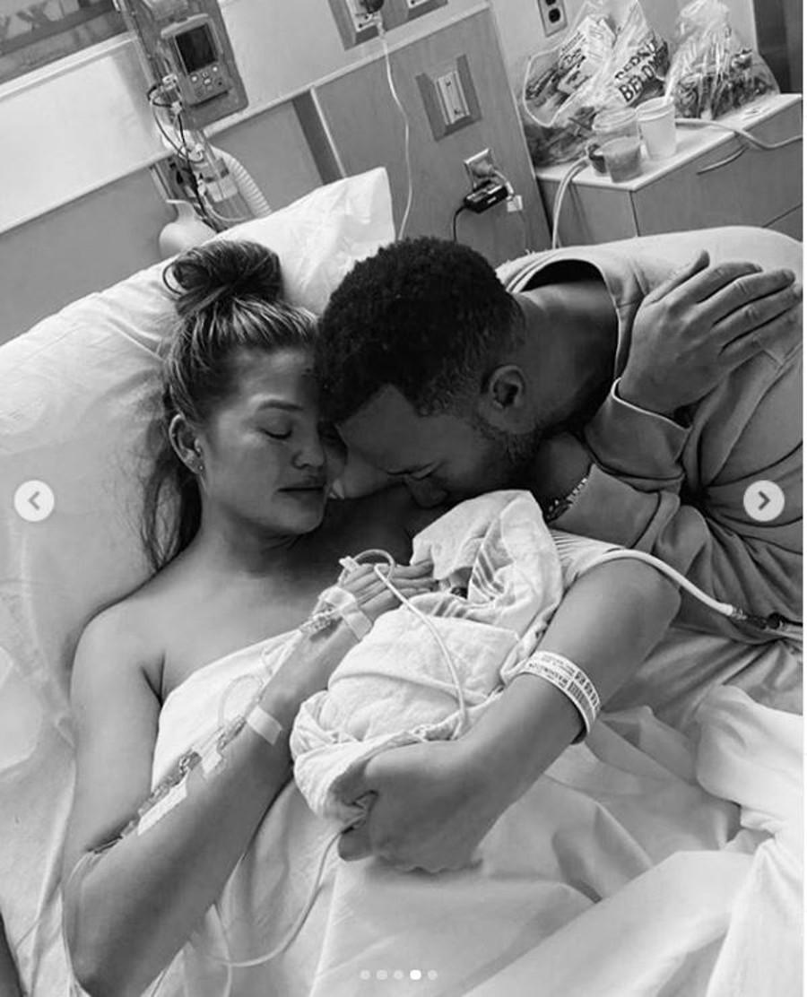 Chrissy Teigen poroniła.