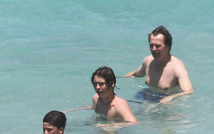 Gary Oldman wypoczywa z młodą żoną i synami (FOTO)