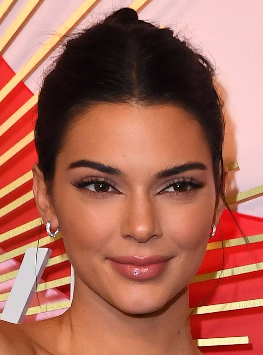 Kendall Jenner w małej czarnej, ze spoconymi stopami