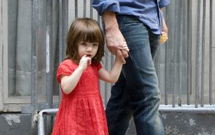 Suri i  milion dolarów na jej edukację