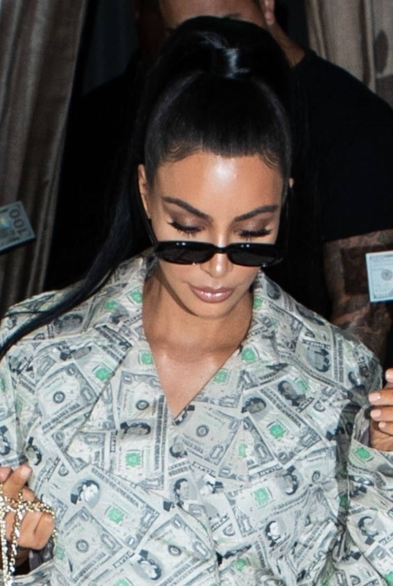 TA stylizacja Kim Kardashian to prawdziwy KICZ